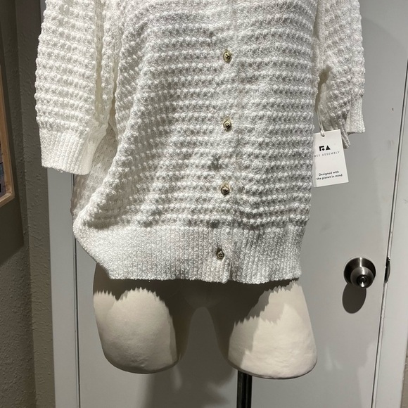 White Textured Knit Blouse with 3/4 Sleeves - Picture 2 of 12